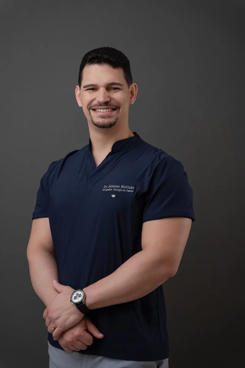 Dr. Jeferson Moitinho com roupa cirúrgica