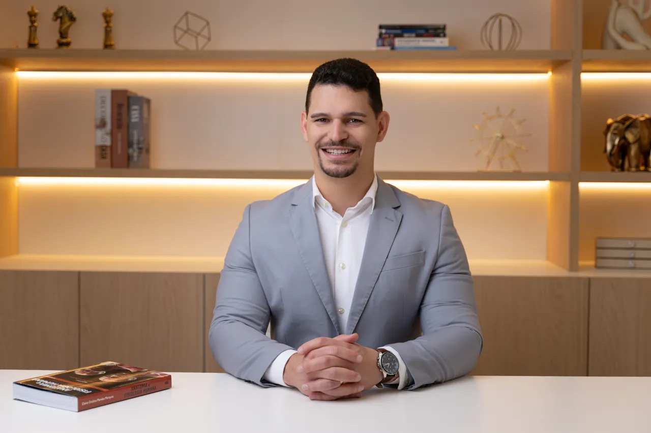 Dr. Jeferson Moitinho em seu consultório