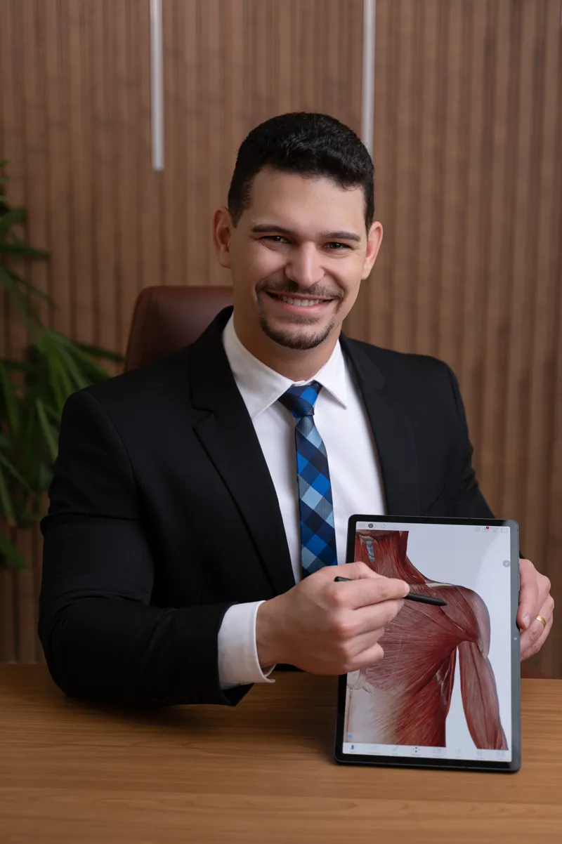 Dr. Jeferson Moitinho explicando a anatomia do ombro em um tablet