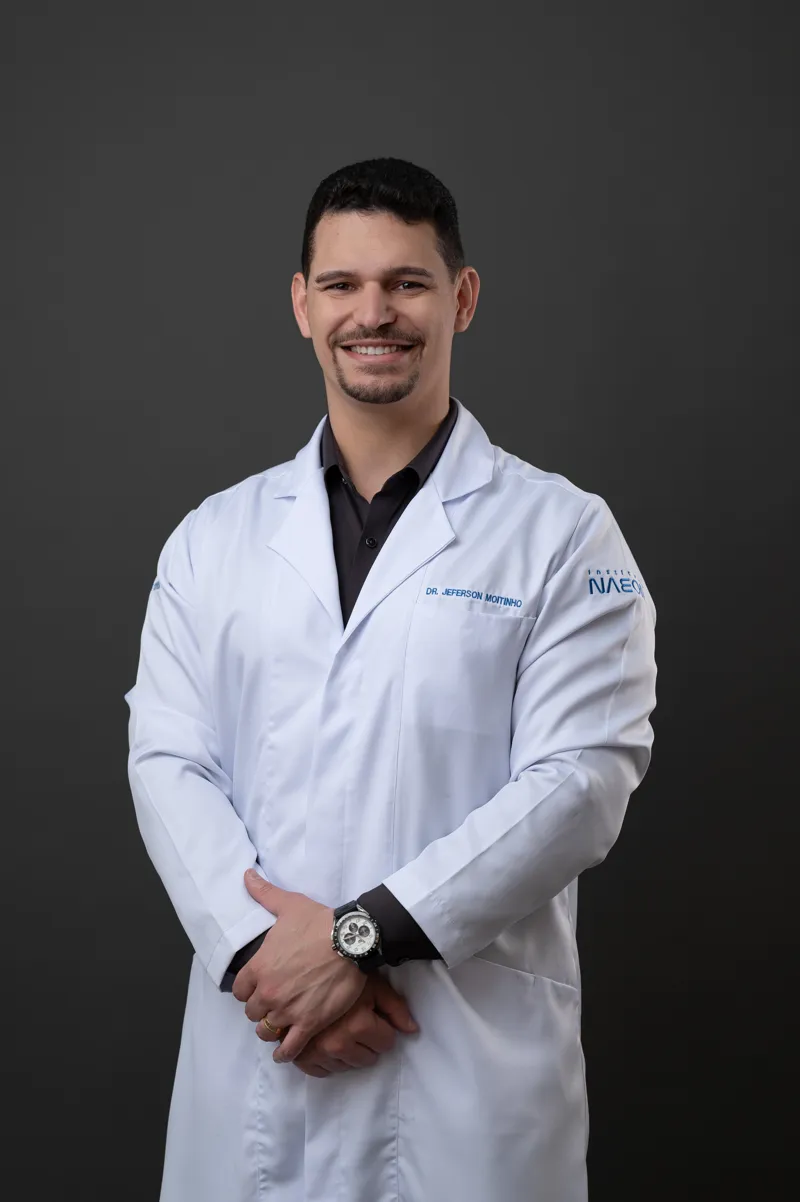 Dr. Jeferson Moitinho de jaleco, sorrindo