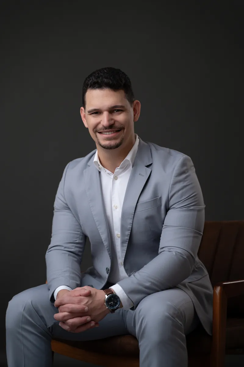 Dr. Jeferson Moitinho sentado, sorrindo